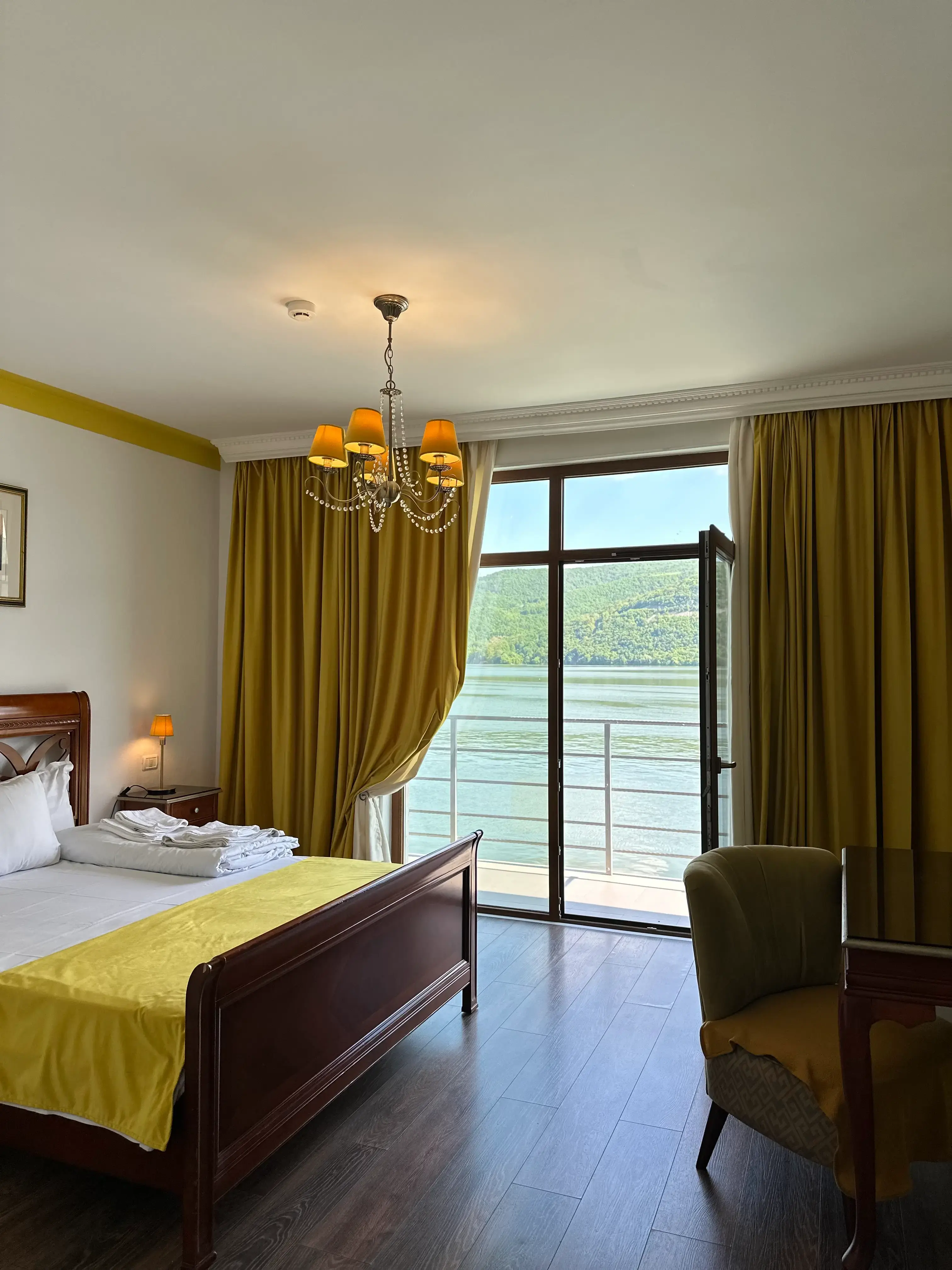 Camera Deluxe Main View