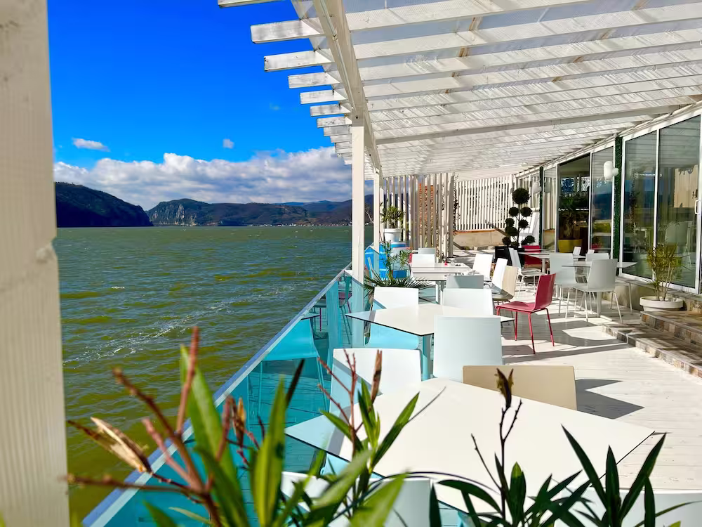 Terasa restaurant Riviera 990 pe malul Dunării – Eșelnița