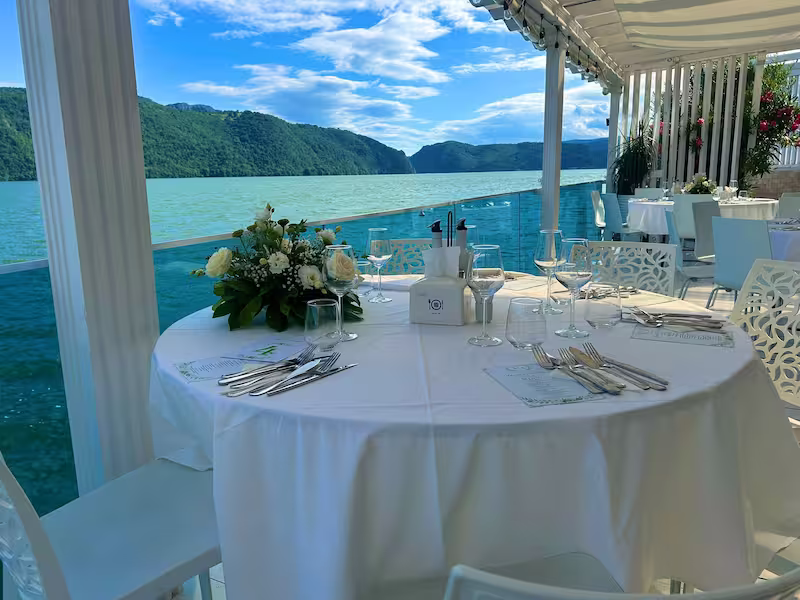 Terasa restaurantului Riviera 990 cu vedere la Dunăre